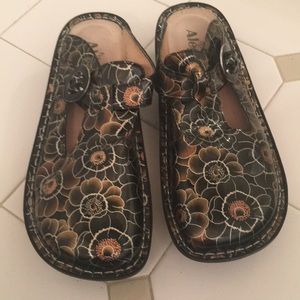 Fun flower print Alegria mules